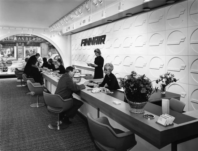 Finnairin Helsingin palvelupiste vuonna 1969. Lentoyhtiöiden kansainvälisen käytännön mukainen kantakaupunkitoimipiste avattiin 1.4.1969 Aleksanterinkadun ja Keskuskadun kulmassa. Toimiston suunnitteli sisustusarkkitehti Seppo Paatero. Writing an enquiry page without vague business promises